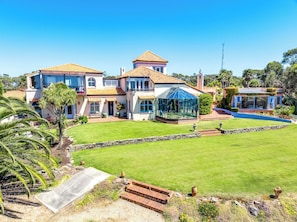 Front Lawn & Exterior 