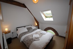 Bedroom 3 - Double with arched window and beam