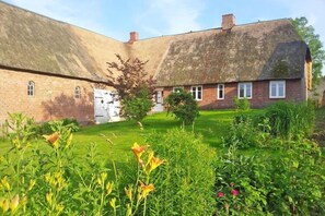 Stugans exteriör [sommar]