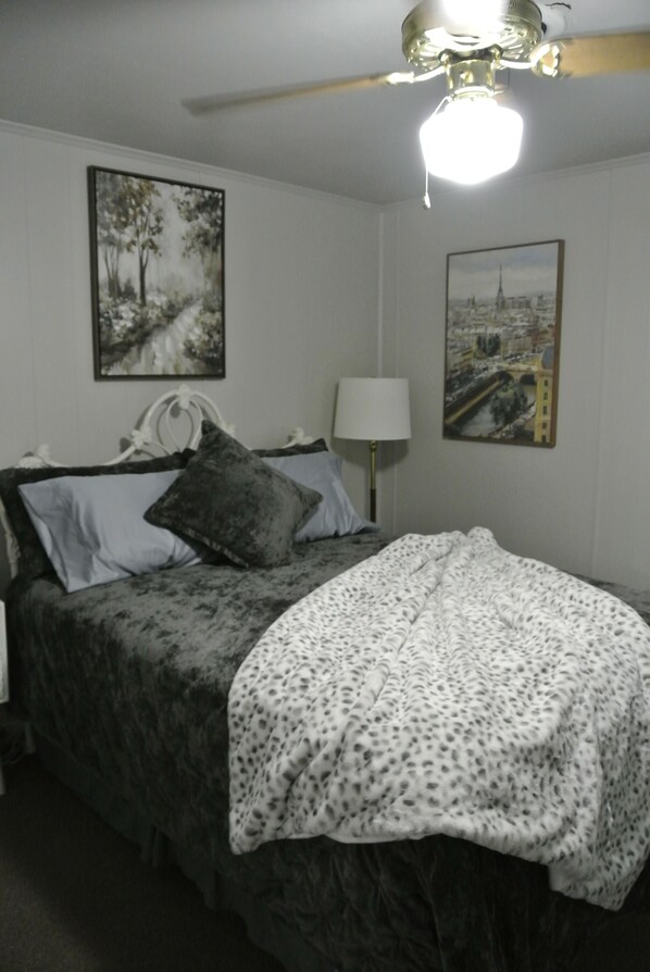 Bedroom 2 queen bed