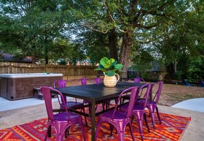 Dine al fresco at this outdoor table, surrounded by the beauty of nature. It’s an ideal setting for a morning coffee or an evening BBQ.