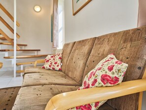 Wood, Furniture, Interior Design, Flooring, Floor, Room, Living Room, Houseplant, Wood Stain, Apartment