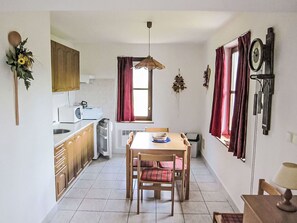 Table, Meubles, Propriété, Cabinetry, Chaise, Fenêtre, Bois, Design Intérieur, Architecture, Jaune