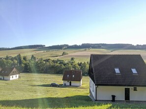 Nuage, Ciel, Bâtiment, Plante, Fenêtre, Arbre, Maison, Façade, Toit, Paysage