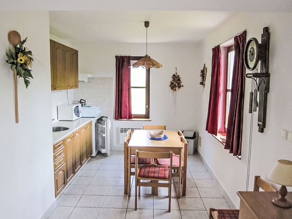 Tabelle, Möbel, Eigentum, Cabinetry, Stuhl, Fenster, Holz, Interior Design, Die Architektur, Gelb