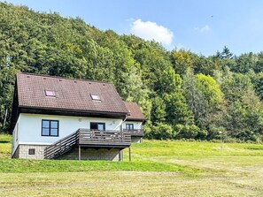 Wolke, Himmel, Gebäude, Pflanze, Fenster, Baum, Haus, Fassade, Dach, Landschaft