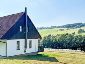 Nuage, Ciel, Bâtiment, Plante, Fenêtre, Arbre, Maison, Façade, Toit, Paysage