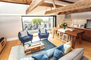 Open plan living, dining and kitchen (3)