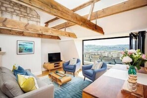 Open plan living, dining and kitchen (1)