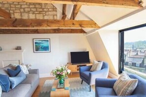 Open plan living, dining and kitchen (2)
