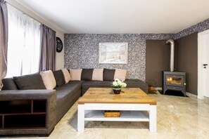Apartment Pinecone by Ezoria Villas (7915)