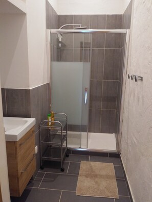 Full bathroom 2