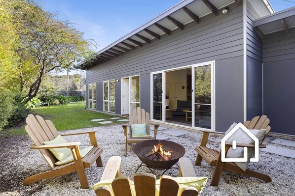 Firepit with cape cod-style outdoor seating
