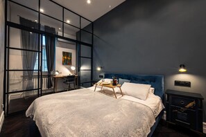 Queen Bed for Your Comfort | Book Now with RENTUJEMY.COM