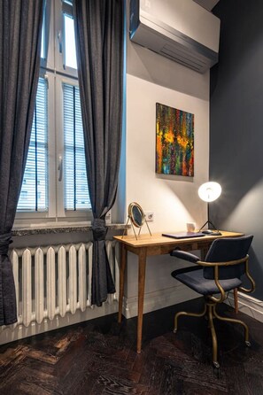 Workspace with A/C | Book Now with RENTUJEMY.COM