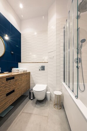 Bathroom with Bathtub | Book Now with RENTUJEMY.COM