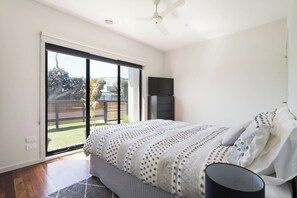  The primary bedroom encourages a good night’s sleep with a comfortable queen-sized bed. It features direct access to the bathroom and ample space for your belongings.
