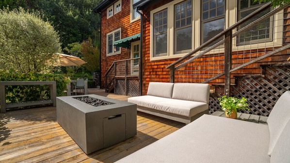 Backyard fire table and lounge area