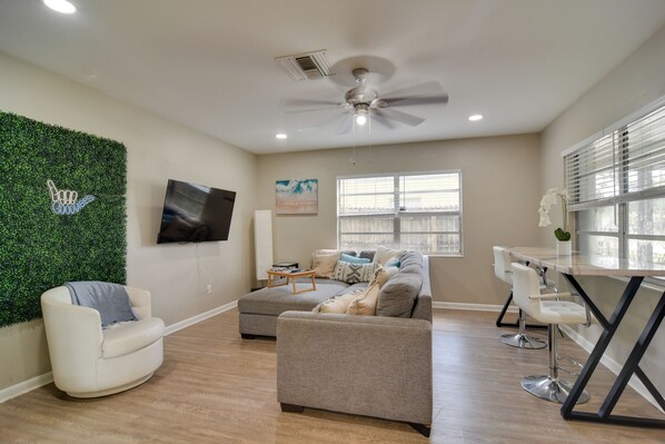 Tampa Vacation Rental | 2BR | 1BA | 1,100 Sq Ft | Step-Free Entry