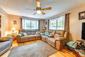 Living Room | 1st Floor | Smart TV w/ Cable | Free WiFi