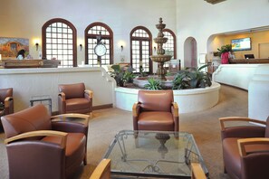 24/7 front desk to check your luggage before and after you check out