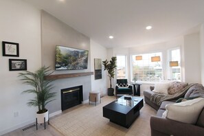 Living room with 58" Smart Roku TV and gas fireplace
