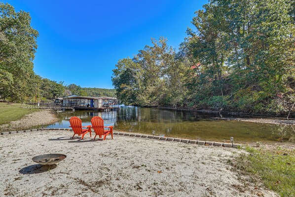Gravois Mills Vacation Rental | 1BR | 2BA | 4 Steps to Enter | 1,200 Sq Ft