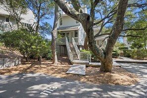 Welcome to 1113 Duneside Drive!
