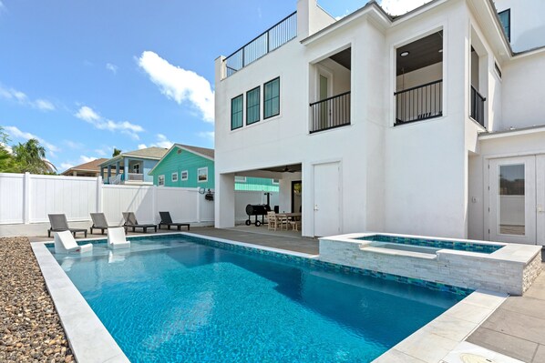 Welcome to newly built 120 E. Constellation (MiraMar)!