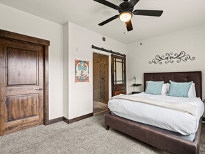 Primary Bedroom / Queen Bed