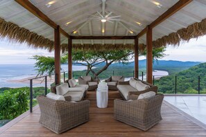 A large rancho to relax in the shade and enjoy sunsets with friends