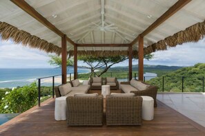 A large rancho to relax in the shade and enjoy sunsets with friends 