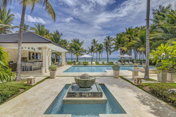 Serena 4 - Beachfront Timeless Elegance (5141)
