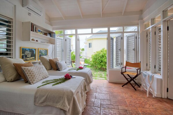 Beachfront 3 Bedroom Villa with Staff (1382)