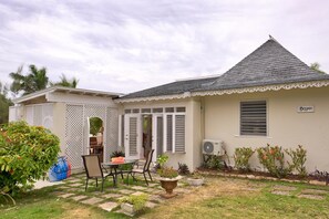 Beachfront 3 Bedroom Villa with Staff (1343)