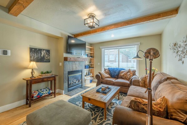 Living Room: Couch w/pull out bed, 43” Smart TV w/cable, gas fireplace, open layout
