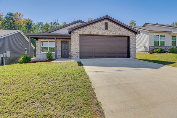 Cottondale Vacation Rental | 3BR | 2BA | 2,300 Sq Ft | Step-Free Entry