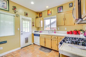 Kitchen | Central A/C & Heating | Free WiFi