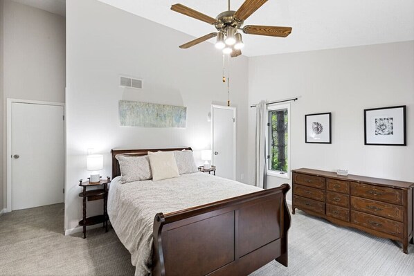 Primary bedroom -- Queen bed