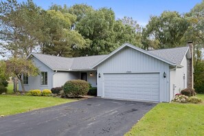 Sunlit 3BDRM Ranch in Central Penfield