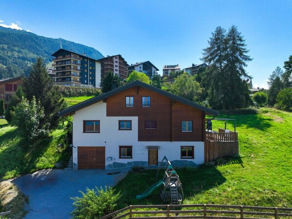 Plant, Sky, Property, Window, Building, Tree, Architecture, Land Lot, Grass, House