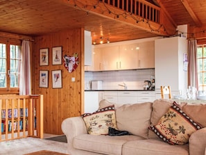 Eigentum, Couch, Fenster, Holz, Interior Design, Beleuchtung, Wohnzimmer, Flooring, Bilderrahmen, Fussboden