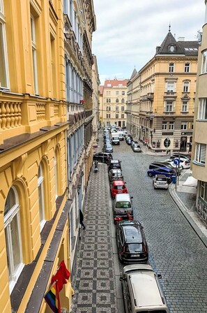 Auto, Gebäude, Fahrzeug, Fenster, Infrastruktur, Himmel, Kraftfahrzeug, Durchgangsstrasse, Transportart