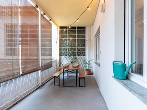 Nuage, Ciel, Jour, Propriété, Bâtiment, Fenêtre, Plante, Architecture, Herbe, Design Urbain