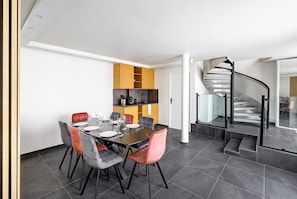 Notre sublime salle à manger mise valeur avec sa cuisine et les escaliers afin de monter dan nos 2 bedrooms