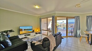 Pelican Shore Villa 15 Kalbarri Accommodation Service - Open Plan Living