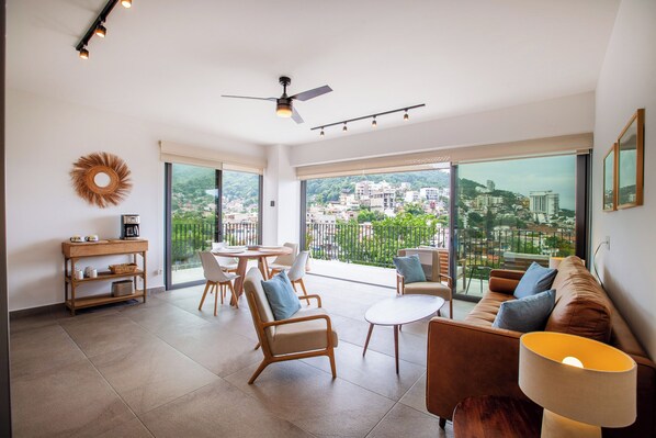 Amazing 2-bedroom, 2-bathroom condo in Oasis