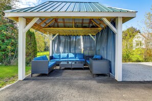 Outdoor Seating | Single-Story Apartment