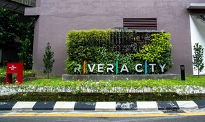 Vista frontal de la propiedad