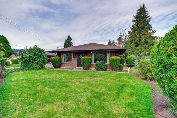 Carnation Vacation Rental | 3BR | 1.5BA | 1 Step to Enter | 1,300 Sq Ft